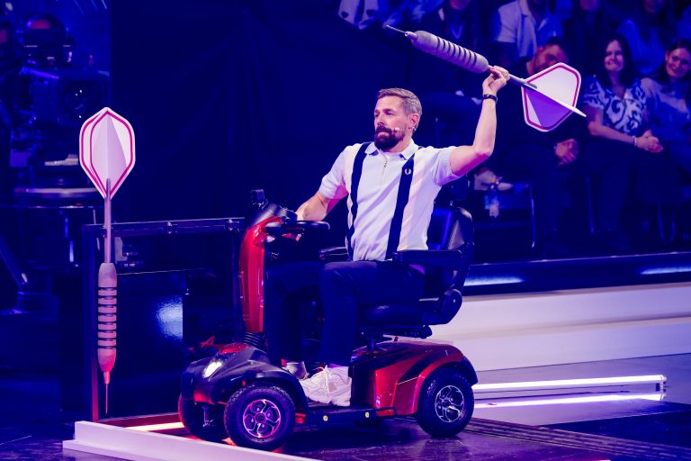 „Das Duell um die Welt“: Vanessa Mai hängt über der tiefsten Schlucht, Papaplatte fliegt, Jared kämpft & Axel Stein schämt sich – und wer hat gewonnen?