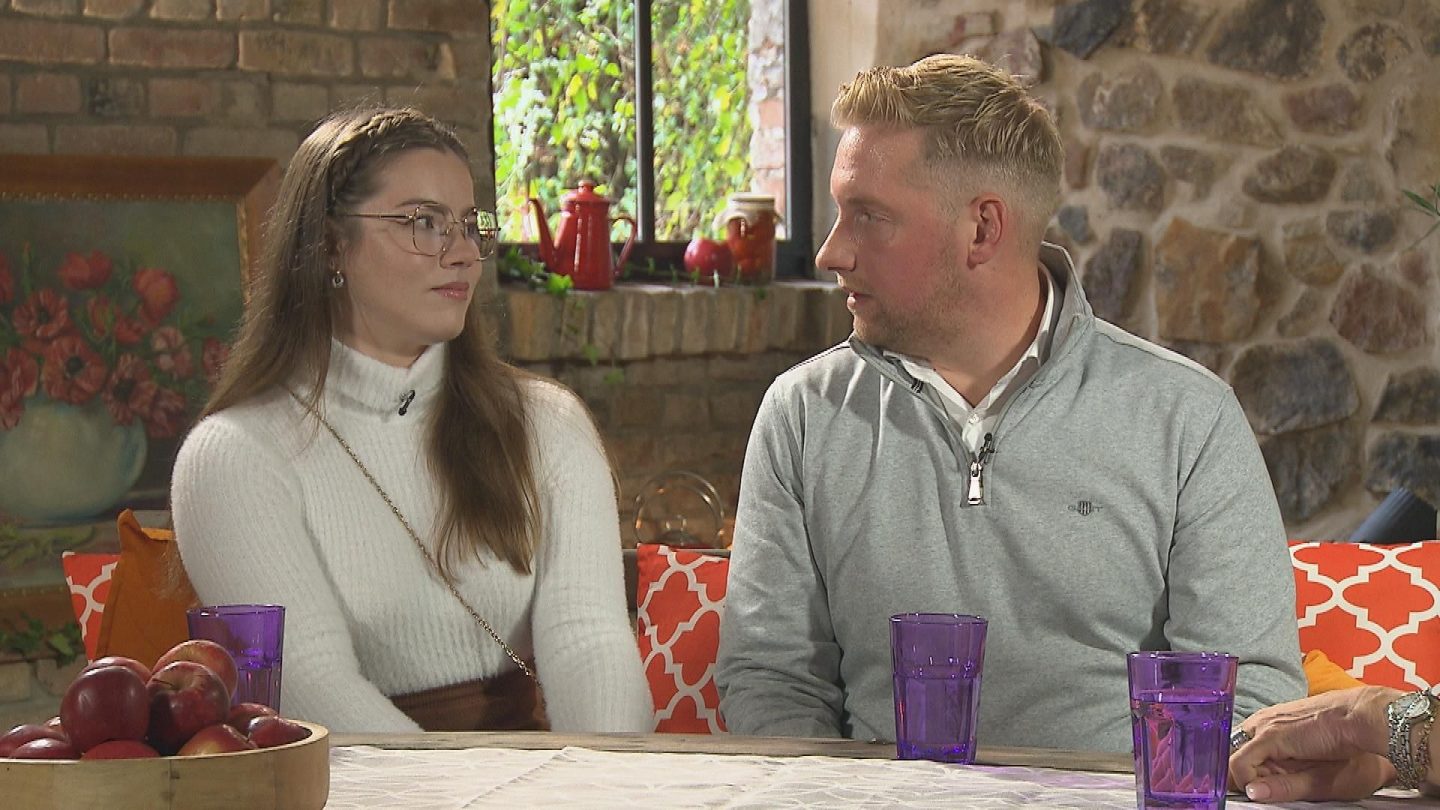 "Bauer sucht Frau" das große Finale: Wer ist noch zusammen und wer geht heute getrennte Wege? 3 Jennifer und Daniel sitzen beim „Bauer sucht Frau“-Finale nebeneinander und schauen sich angespannt an.