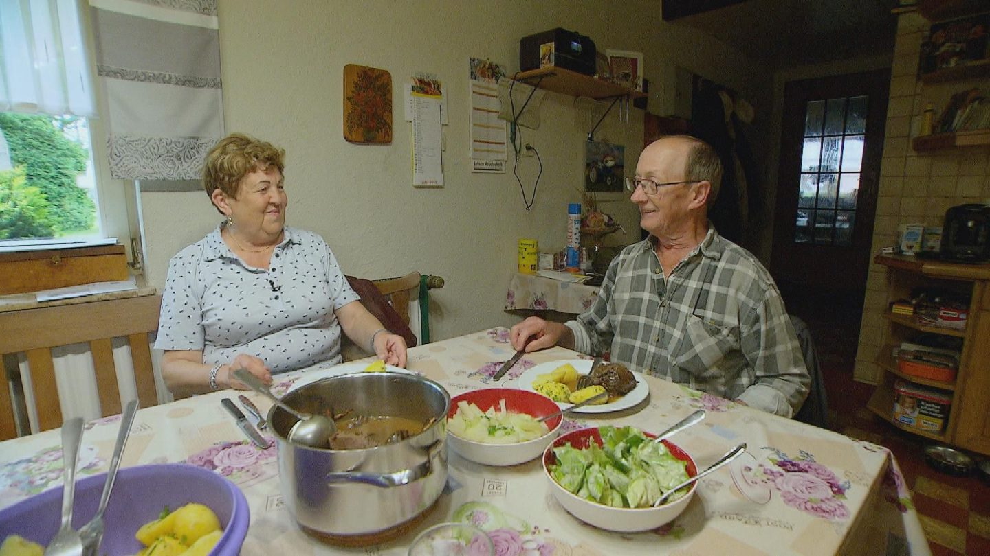 „Bauer sucht Frau“ heute: Salat-Eklat am Esstisch – ein heißes Bad im eiskalten Fluss und Entscheidungen mit Herzklopfen! 7DBDE 2