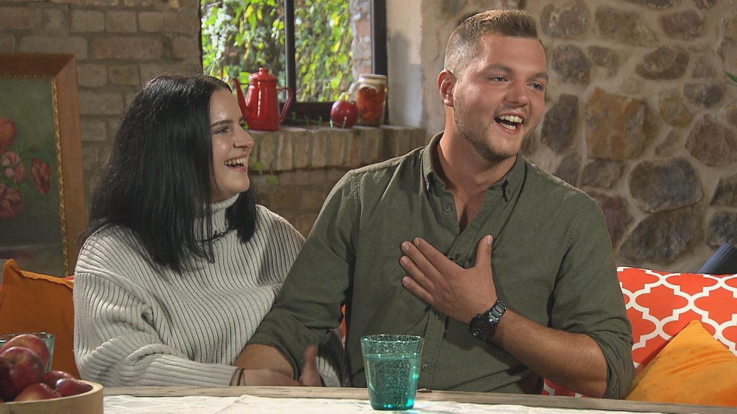 "Bauer sucht Frau" das große Finale: Wer ist noch zusammen und wer geht heute getrennte Wege? 1 Valentina und Michi sitzen eng beieinander und lachen während des „Bauer sucht Frau“-Finales.