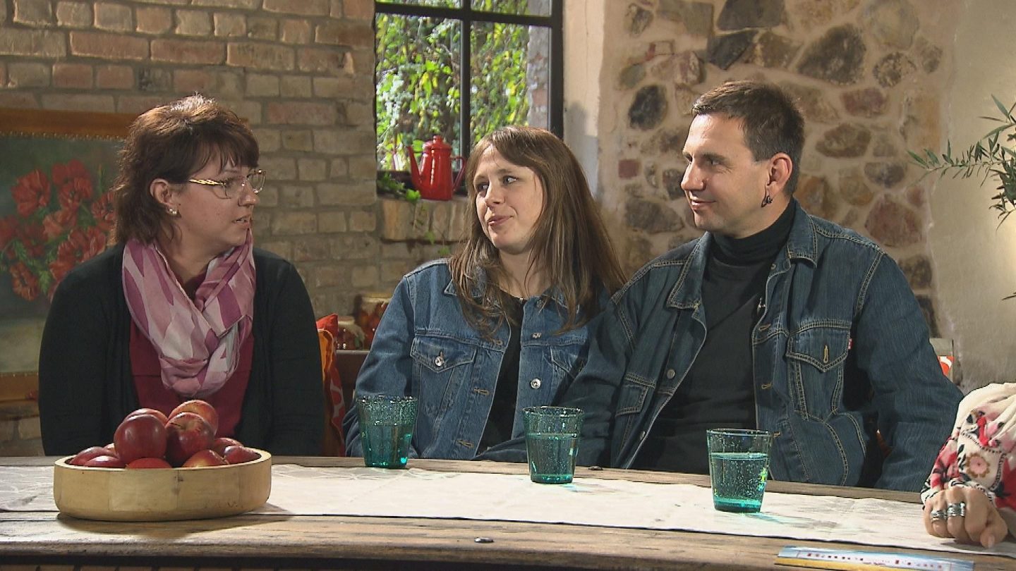 "Bauer sucht Frau" das große Finale: Wer ist noch zusammen und wer geht heute getrennte Wege? 2 Thomas und Michaela sitzen nebeneinander am Tisch und tauschen beim „Bauer sucht Frau“-Finale Blicke aus.