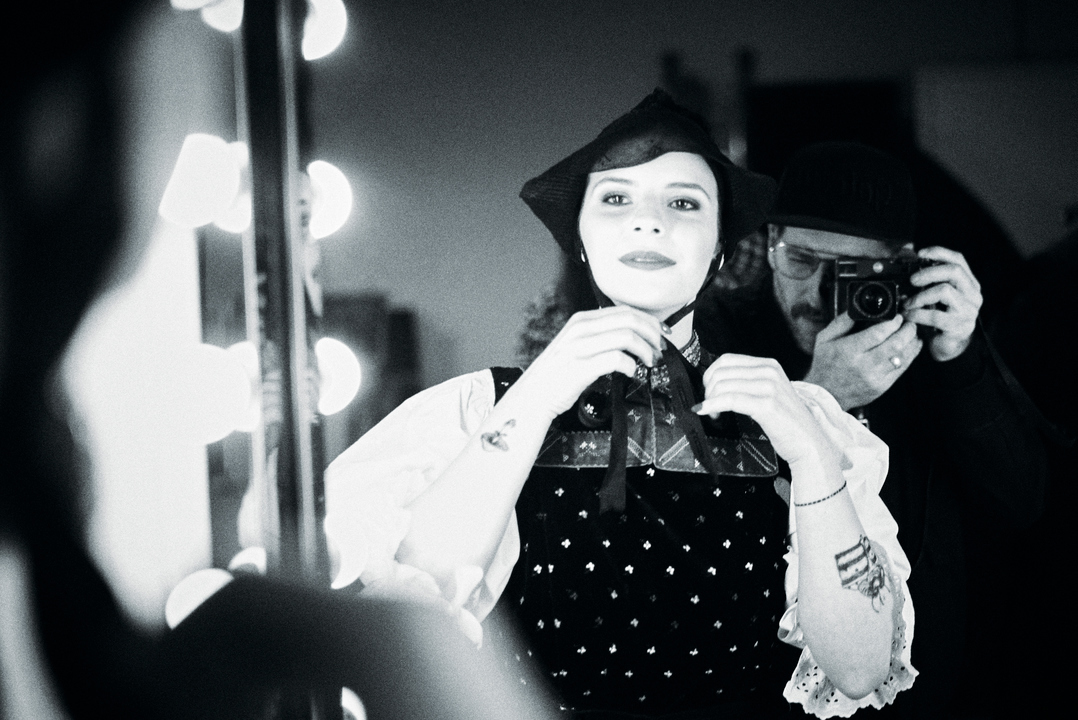 „Schwarzwald Marie“: Neuer Kalender 2026 wird zum Weihnachts-Hit – Erlös fließt in Traditionsprojekt 1 „Schwarzwald Marie“: Neuer Kalender 2026 wird zum Weihnachts-Hit – Erlös fließt in Traditionsprojekt Bilder Schwarzwald Marie Making of © Schwarzwald Tourismus 1