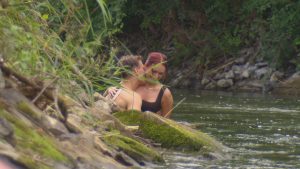 „Bauer sucht Frau“ heute: Salat-Eklat am Esstisch –  ein heißes Bad im eiskalten Fluss und Entscheidungen mit Herzklopfen!