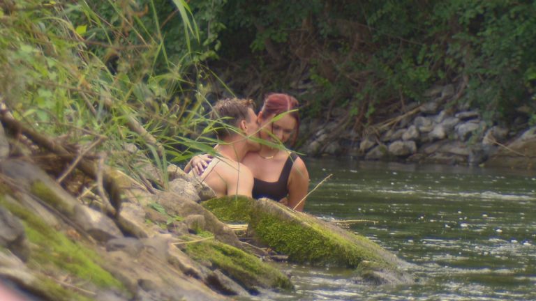 „Bauer sucht Frau“ heute: Salat-Eklat am Esstisch –  ein heißes Bad im eiskalten Fluss und Entscheidungen mit Herzklopfen!