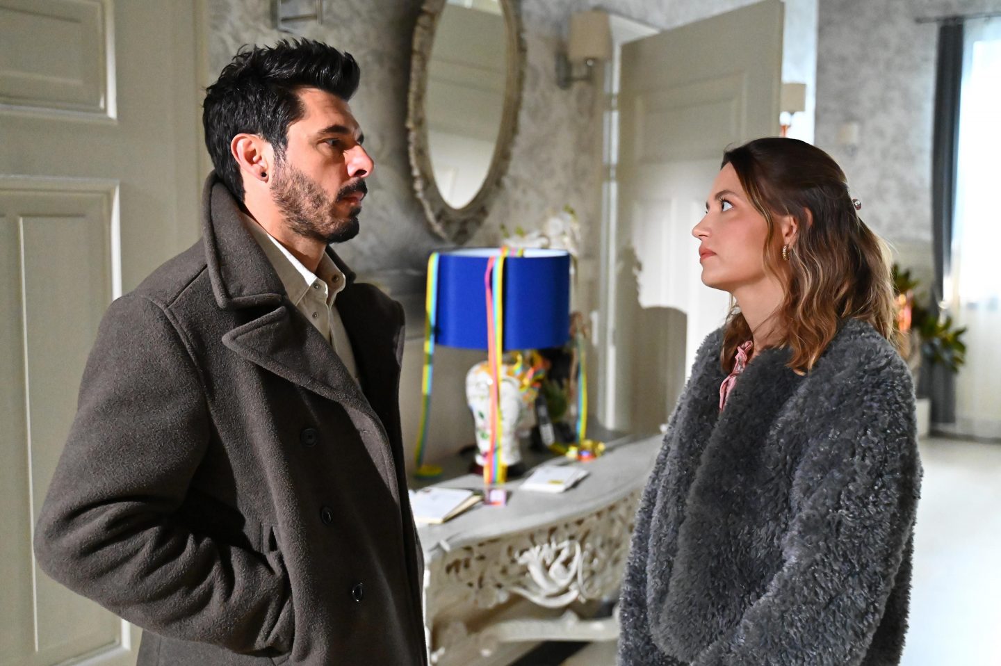 Alles was zählt | AWZ heute, 11.12.2025 – Rosarote Scheuklappen: Gefühle, Intrigen und neue Hoffnungsschimmer 1 Alles was zählt | AWZ heute, 11.12.2025 – Rosarote Scheuklappen: Gefühle, Intrigen und neue Hoffnungsschimmer F595F 3