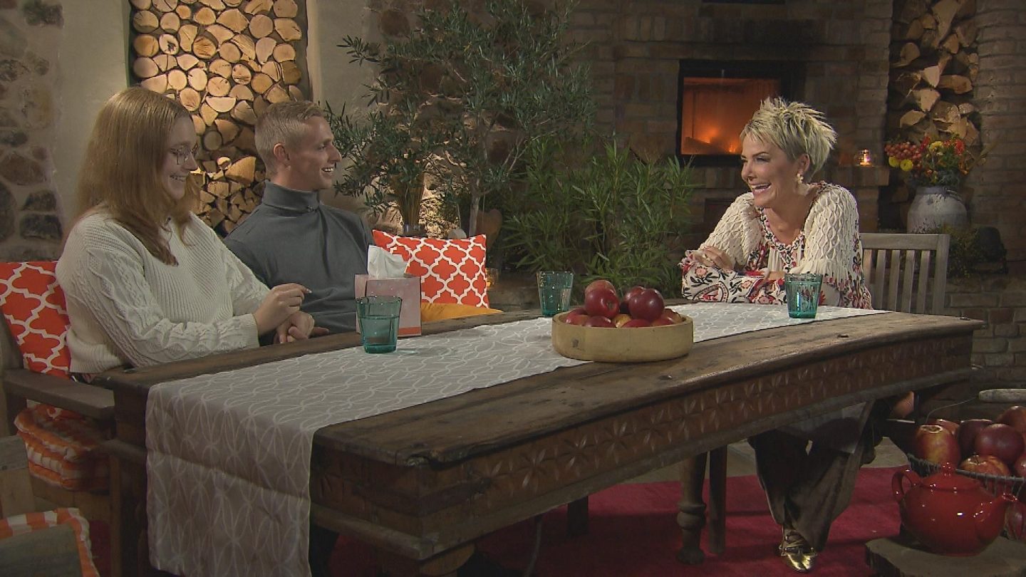 "Bauer sucht Frau" das große Finale: Wer ist noch zusammen und wer geht heute getrennte Wege? 4 Pauline und Christopher berichten Inka Bause (re.) über ihre Gefühle.