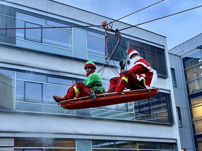 Leuchtende Augen, große Herzen – Feuerwehr macht Nikolausbesuch am Klinikum Karlsruhe unvergesslich