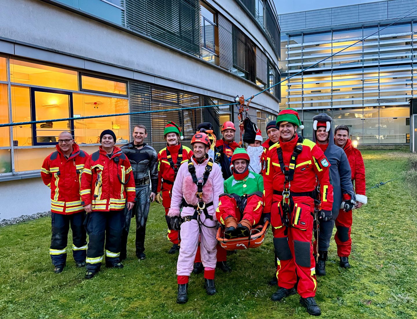 Leuchtende Augen, große Herzen – Feuerwehr macht Nikolausbesuch am Klinikum Karlsruhe unvergesslich 2 Leuchtende Augen, große Herzen – Feuerwehr macht Nikolausbesuch am Klinikum Karlsruhe unvergesslich Nikolausaktion3 BQ MarkusKuemmerle