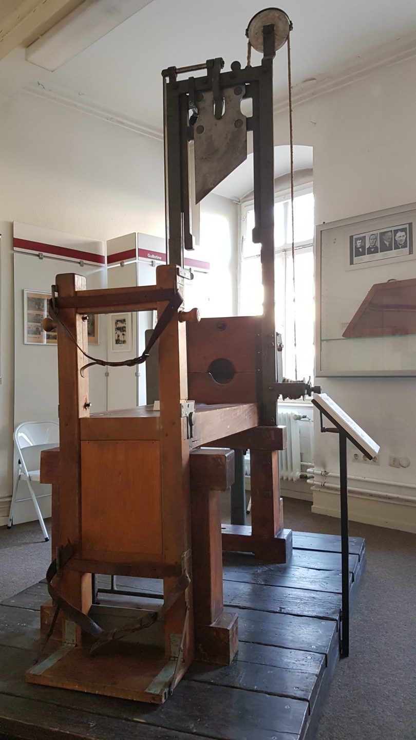 Baden-Württembergs dunkle Stunde: Richard Schuh, das Fallbeil von Tübingen und das endgültige Ende der Todesstrafe 1 Baden-Württembergs dunkle Stunde: Richard Schuh, das Fallbeil von Tübingen und das endgültige Ende der Todesstrafe Rastatter Guillotine Strafvollzugsmuseum Ludwigsburg