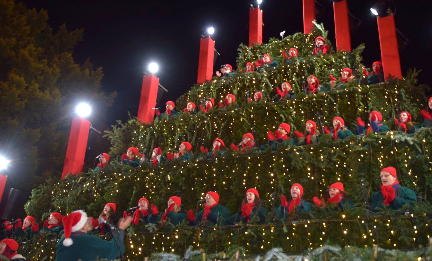 Ein 10 Meter hoher Weihnachtsbaum, der singt? Dieses Advents-Wunder gibt es nur in Baden-Württemberg SiWB Chor aus Zuerich 0356 hbl 1