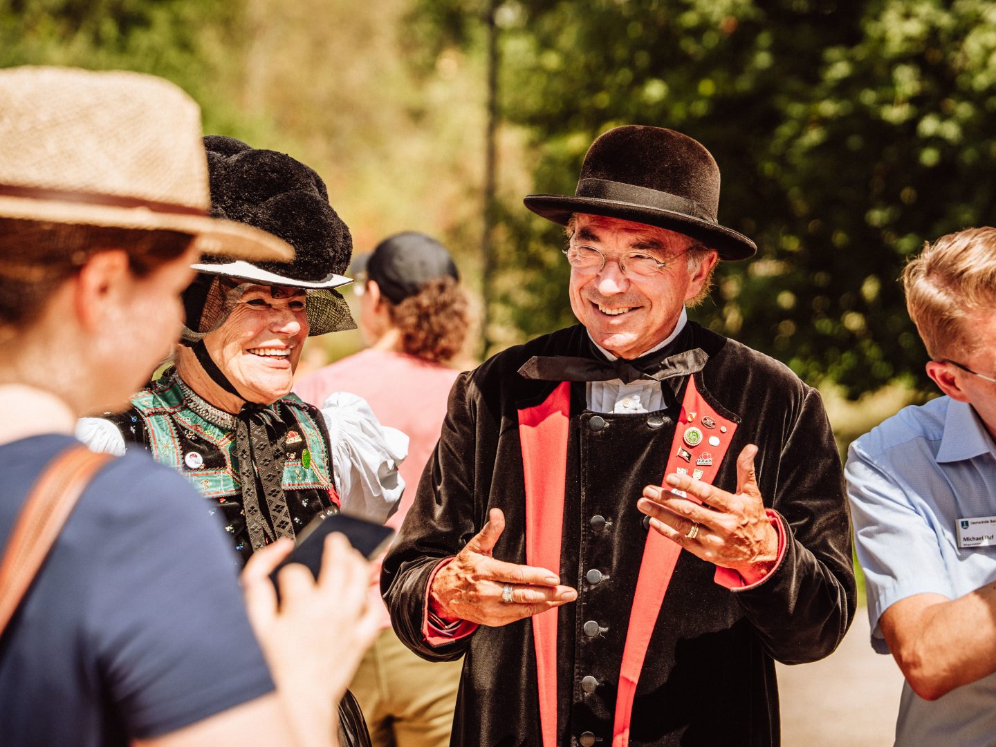 „Schwarzwald Marie“: Neuer Kalender 2026 wird zum Weihnachts-Hit – Erlös fließt in Traditionsprojekt 2 „Schwarzwald Marie“: Neuer Kalender 2026 wird zum Weihnachts-Hit – Erlös fließt in Traditionsprojekt Siegfried Eckert Buergermeister von Gutach Schwarzwaldbahn © Baiersbronn Touristik Max Guenter 1