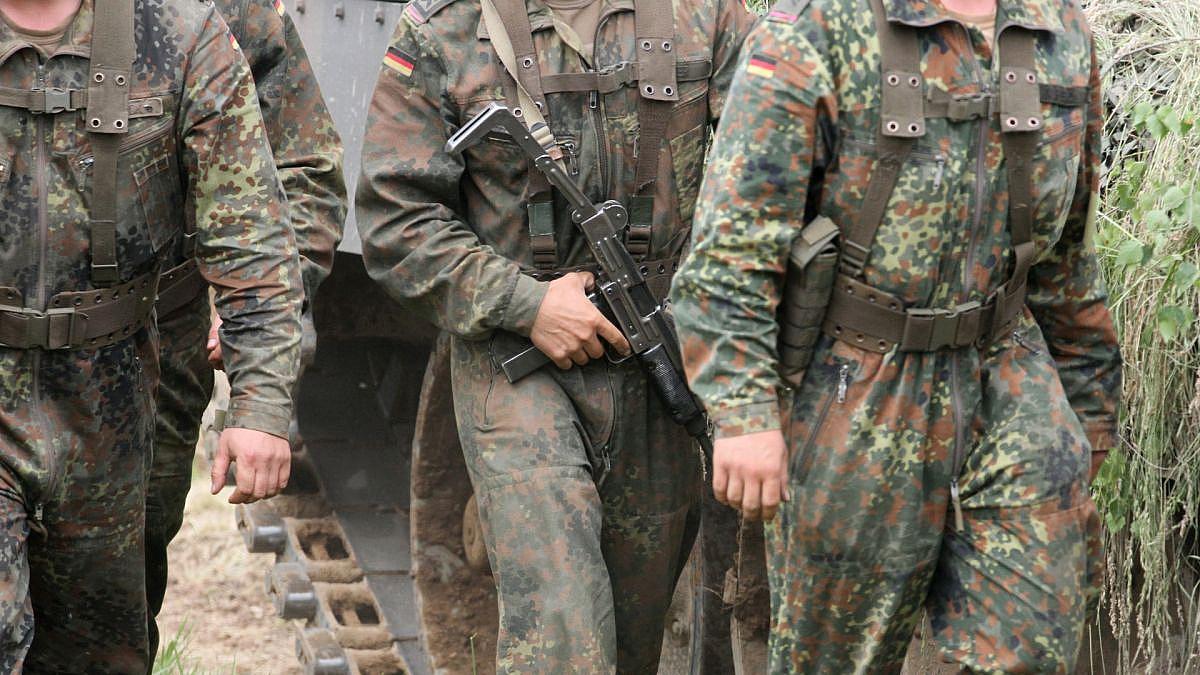 Bundeswehr-Soldaten errichten Schutzwall an Polens Ostgrenze