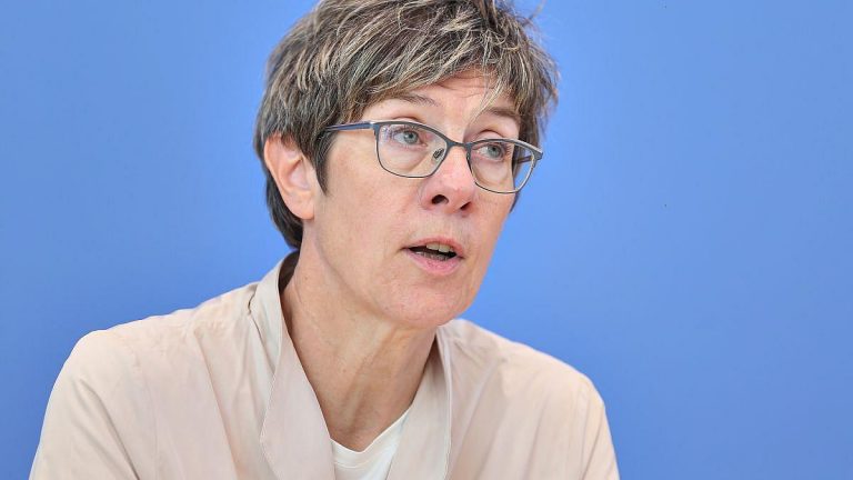 Konrad-Adenauer-Stiftung: Kramp-Karrenbauer verteidigt Kampfabstimmung