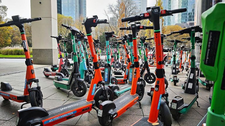 GdP fordert in Großstädten strengere E-Scooter Regeln