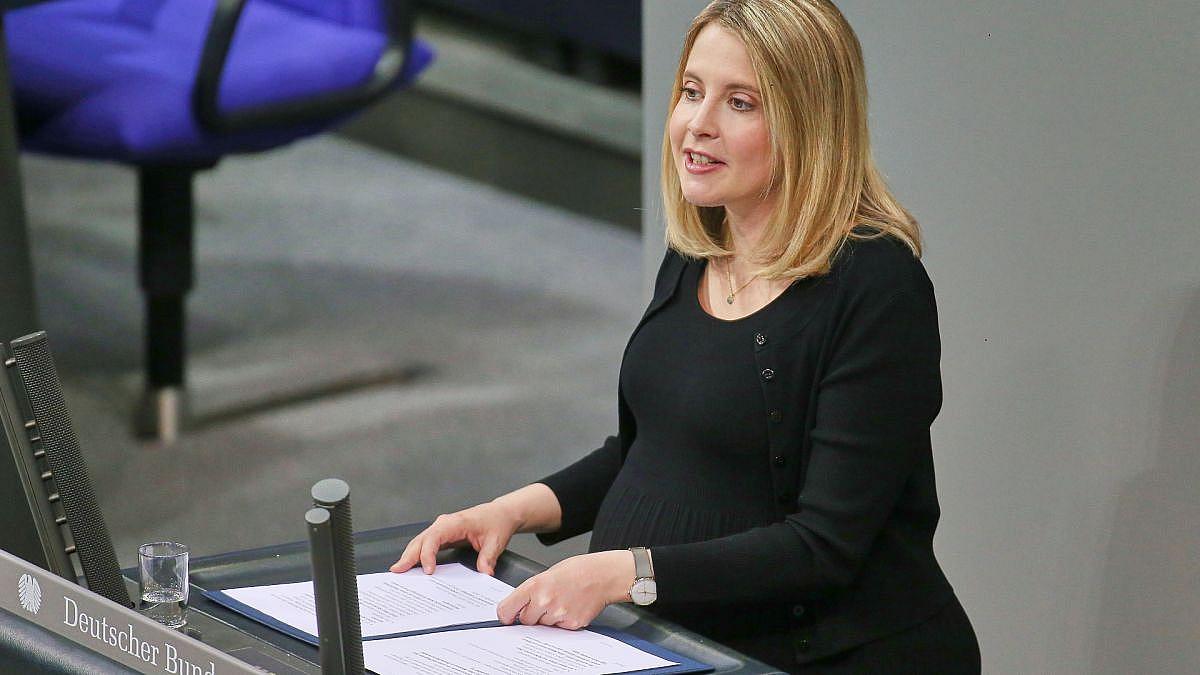 Berlin: Bundesbauministerin Hubertz unterbricht Mutterschutz für Rentenabstimmung