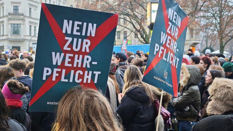 Bundesweit: Junge Menschen protestieren gegen neuen Wehrdienst