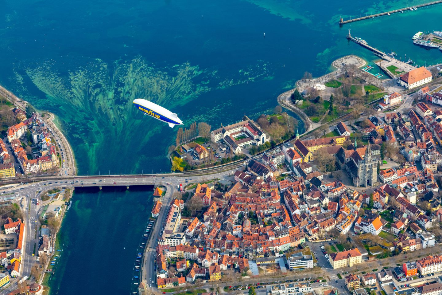 Paradiesisch anders: Konstanz lädt 2026 zum Entdecken ein 1 Paradiesisch anders: Konstanz lädt 2026 zum Entdecken ein konstanz zeppelin bodensee stadtgarten inselhotel niederburg rheinbruecke trichter seerhein luftbild 02 copyright mtk achim mende