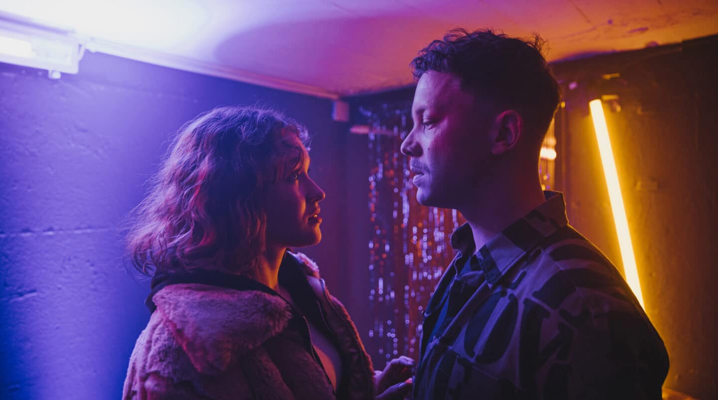 Sie treffen sich im Hinterzimmer seines Clubs: Betty Höpken (links, Mathilda Smidt) und Mike Hanisch (rechts, Niklas Marian Müller).