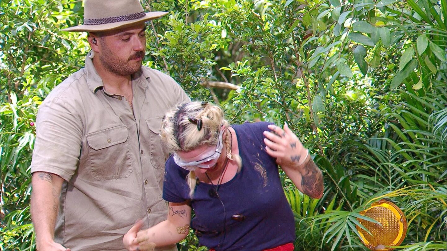 Ariel hat die Dschungelprüfung "Wo Kabel?-Test" abgebrochen. Ein Ranger hilft ihr und entfernt die Tiere aus ihren Haaren und von den Füßen, doch Ariel ist völlig aufgelöst und findet kaum wieder Fassung.