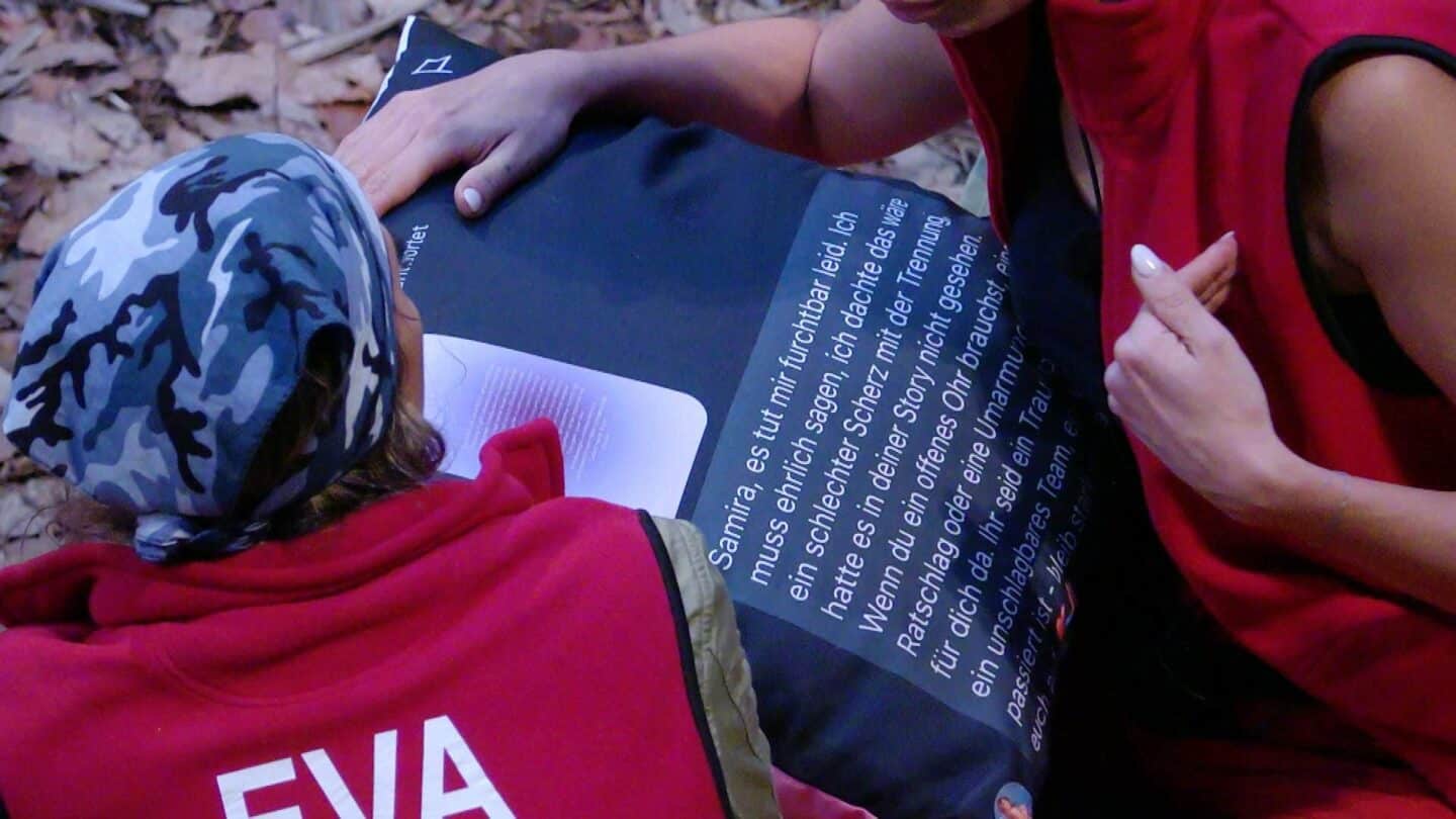 Die Kissenbombe platzt: Eva bekommt von Samira den Text auf ihrem bedruckten Kissen vorgelesen. Samira ist so richtig in Rage: "Du hast ihm die offenen Beine angeboten und für mich gibt es danach dann die offenen Ohren?