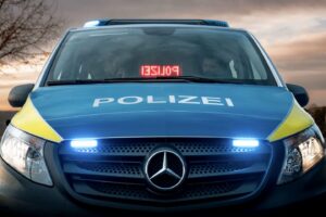 Polizeifahrzeug mit Blaulicht und digitalem Display.