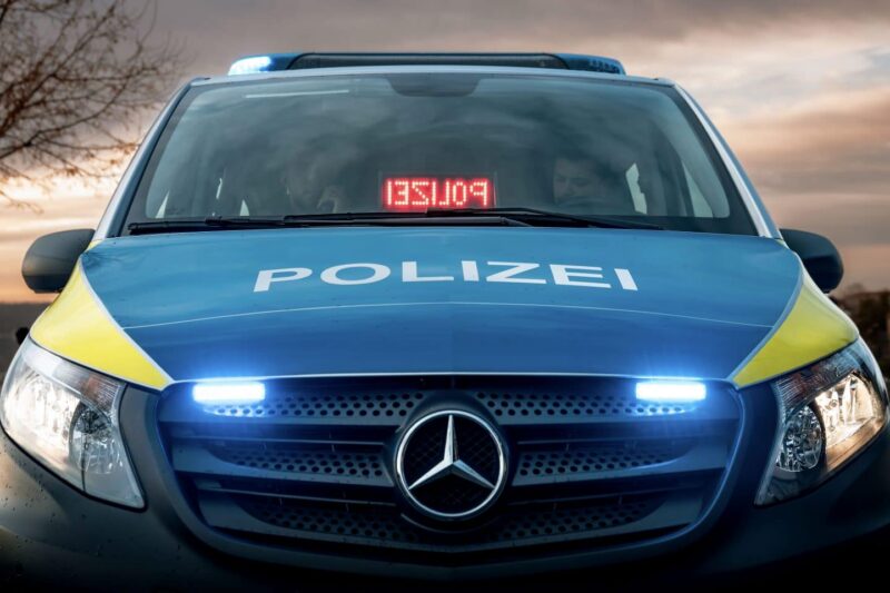 Polizeifahrzeug mit Blaulicht und digitalem Display.