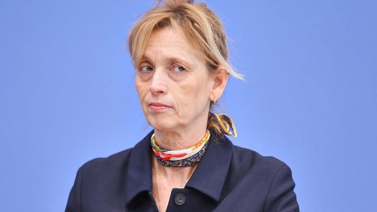 Prien will Demokratieförderung strenger kontrollieren