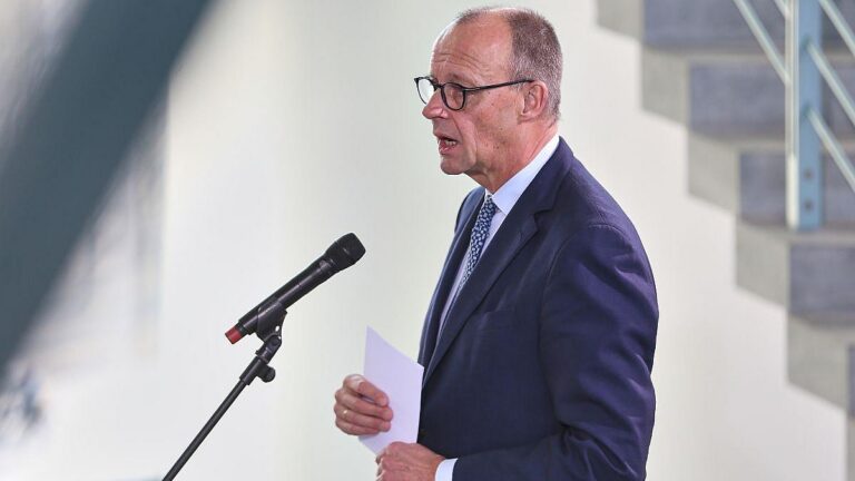 Anschlag auf Merz-Flugzeug verhindert: Klimaaktivisten festgenommen
