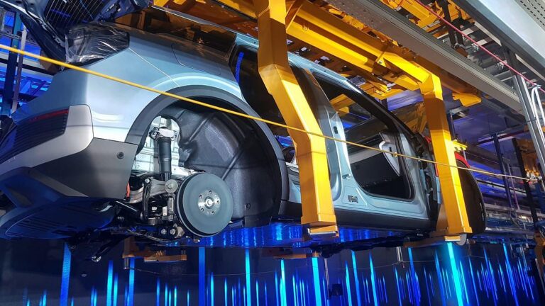 Ökonomen schlagen Alarm: AfD-Pläne für Autoindustrie schaden Standort