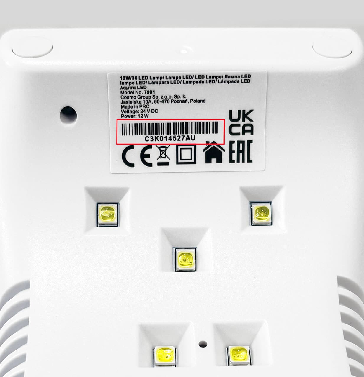 Rückansicht einer LED-Lampe mit technischen Angaben und Barcode.