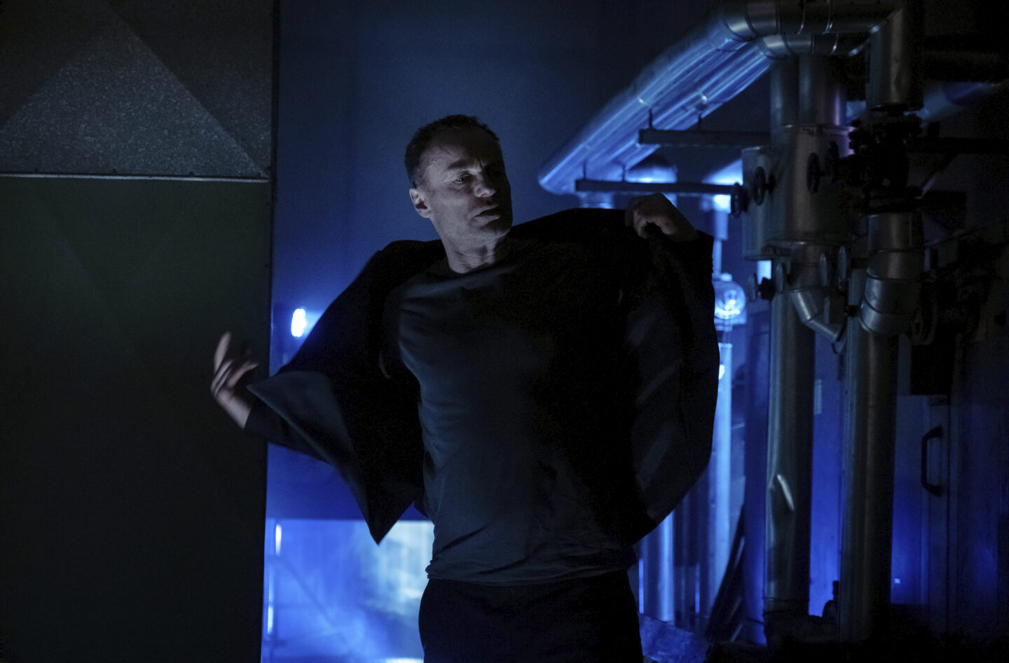 ARD/rbb TATORT: GEFAHRENGEBIET, am Sonntag (01.02.26) um 20:15 Uhr im ERSTEN.
Robert Karow (Mark Waschke., Bild) geht aus, um den plötzlichen Abgang seiner Kollegin zu verarbeiten.
© rbb/Conny Klein, honorarfrei - Verwendung gemäß der AGB im engen inhaltlichen, redaktionellen Zusammenhang mit genannter rbb-Sendung bei Nennung "Bild: rbb/Conny Klein" (S2+). rbb Presse & Information, Masurenallee 8-14, 14057 Berlin, Tel: 030/97 99 3-12118 oder -12116, pressefoto@rbb-online.de