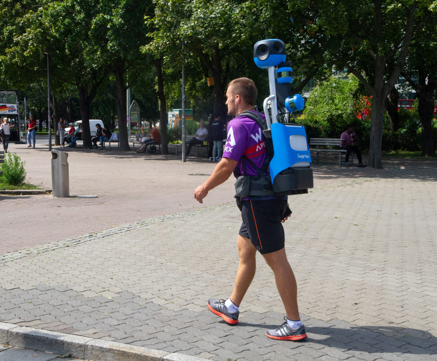 Mit einer speziellen Backpack-Kamera sammelt Google in Berlin neue Aufnahmen für Street View.