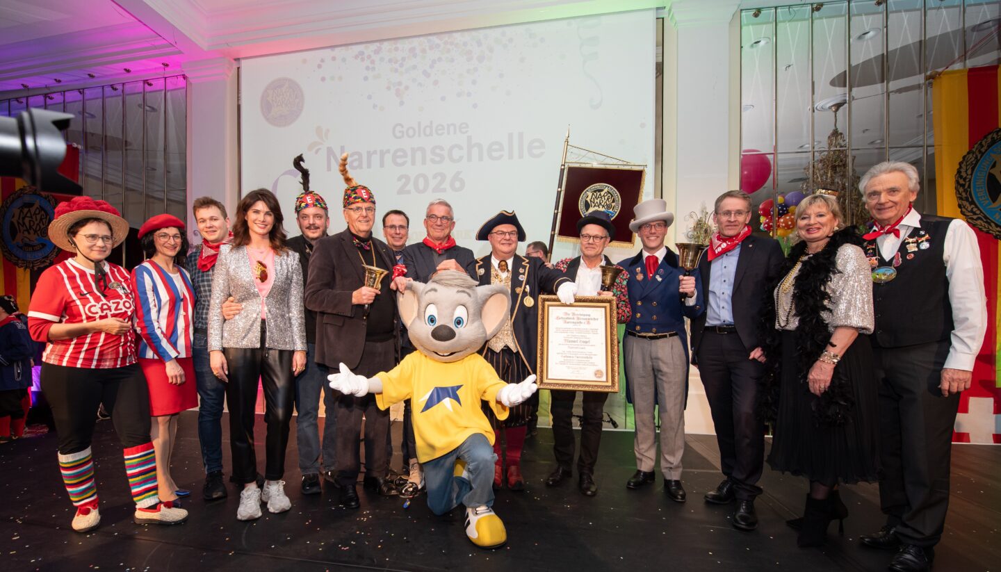 Gruppenfoto bei der Verleihung der Goldenen Narrenschelle 2026 mit Maskottchen.