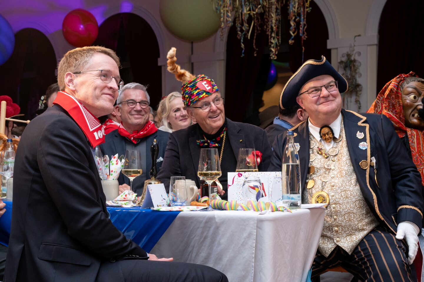 Gruppe von Männern in festlicher Kleidung bei einer Feier.