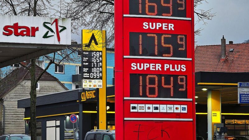 Spritpreise: Benzin teurer, Diesel legt leicht zu