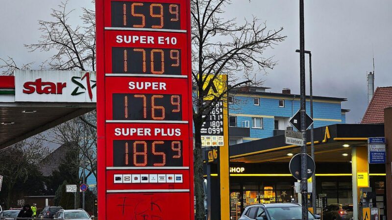 Benzin und Diesel teurer: Kraftstoffpreise ziehen im Januar kräftig an Benzin und Diesel teurer: Kraftstoffpreise ziehen im Januar kräftig an