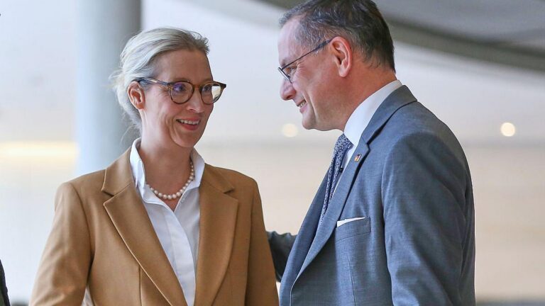 Umfrage-Schocker: AfD zieht mit Union gleich