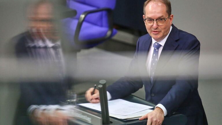 Dobrindt will Verfassungsschutz zum „echten Geheimdienst“ ausbauen