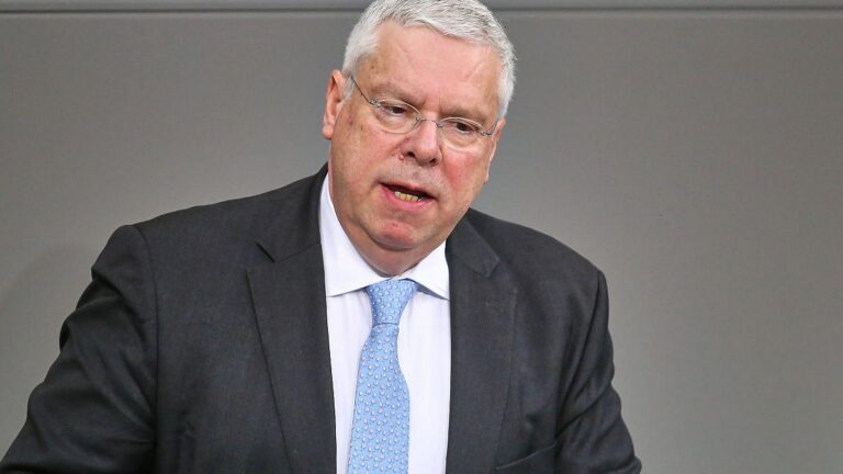 Friedensgespräche: Union und SPD warnen vor Rosstäuscherei Russlands