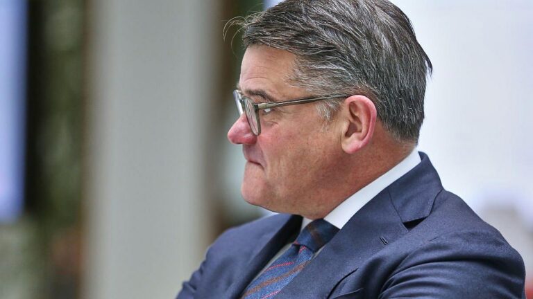 Rhein bremst Wirtschaftsflügel