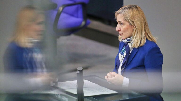Pflege: Warken will Eigenanteile für Bewohner senken