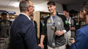 Merz besucht Handballer persönlich