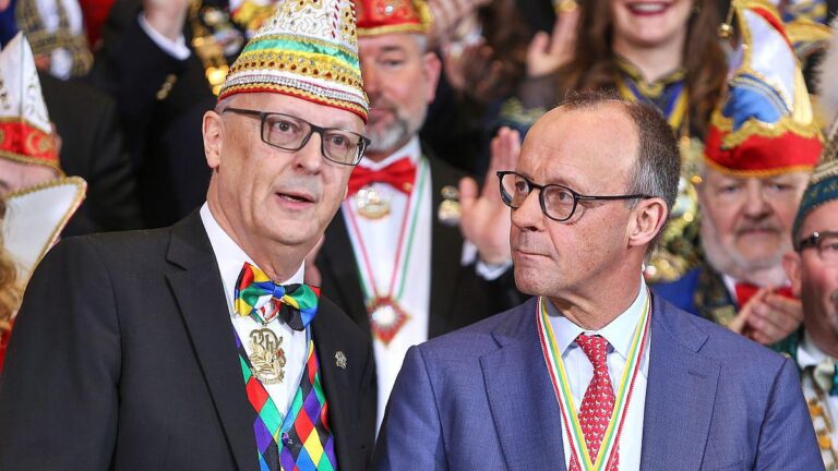 Merz feiert Stimmung im Kanzleramt