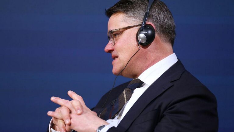 Rhein fordert frühere Steuersenkungen