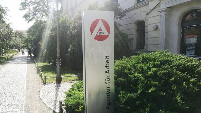 Akademiker-Arbeitslosigkeit steigt weiter