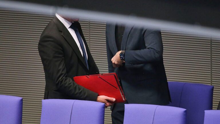 Früher auf die Mütze: Hass auf Politiker auf Rekordhoch