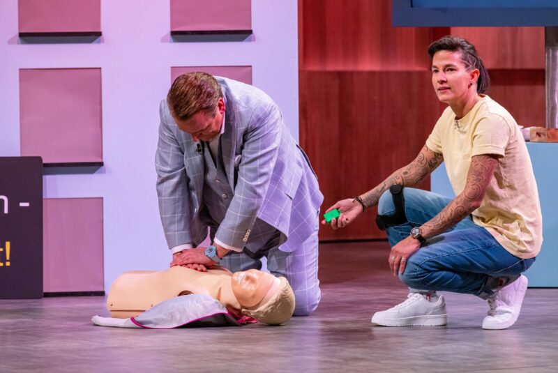 Heartbeat Revivel: „Wer hilft mit, Leben zu retten?“ Gründerin aus Berlin überrascht Löwen mit Erste-Hilfe-Gerät Heartbeat Revivel: „Wer hilft mit, Leben zu retten?“ Gründerin aus Berlin überrascht Löwen mit Erste-Hilfe-Gerät