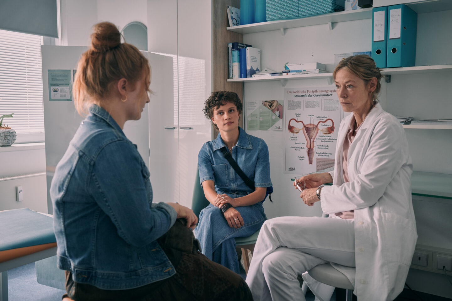 Drei Frauen in einer Arztpraxis, eine Ärztin erklärt etwas.