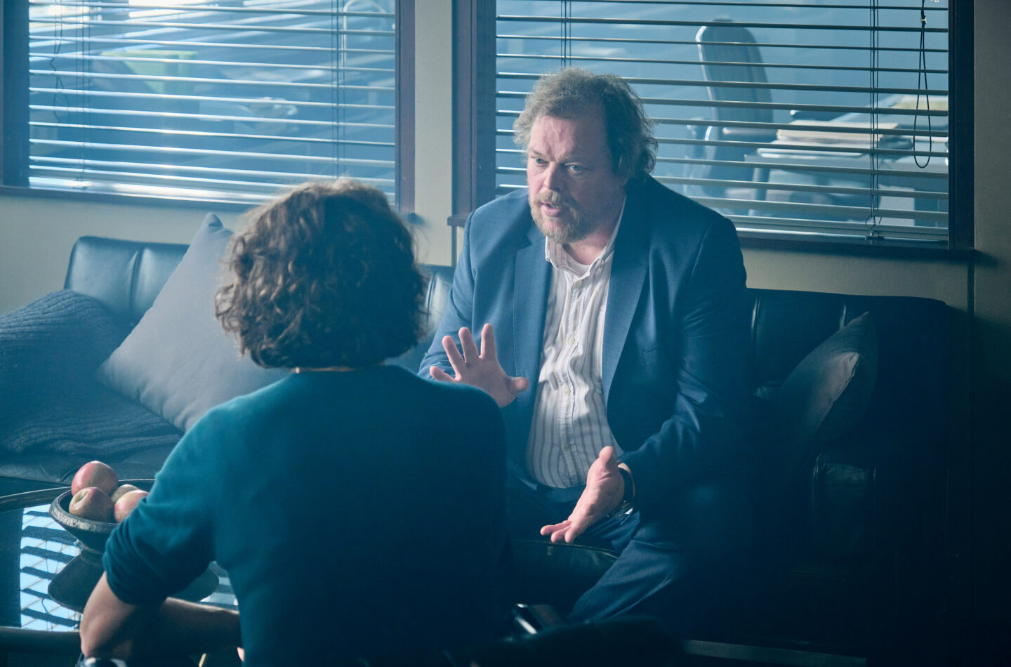 Zwei Männer in einem Gespräch in einem modernen Büro.