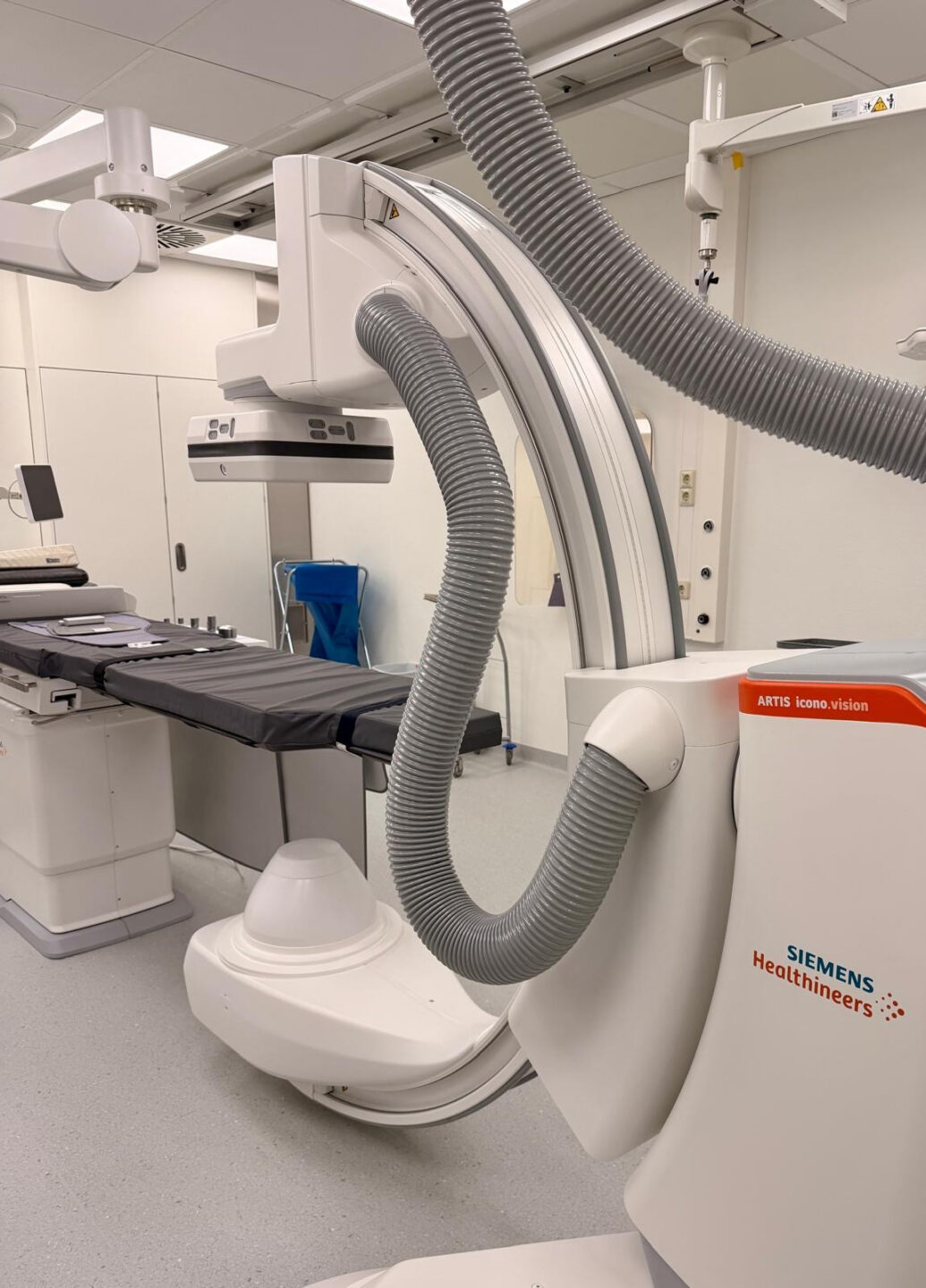 Das Angiografiegerätkann Gefäße noch präziser als bisher darstellen, ermöglicht 2D- und 3D-Aufnahmen und kann sogar vorher erstellte CT-Aufnahmen einspielen.